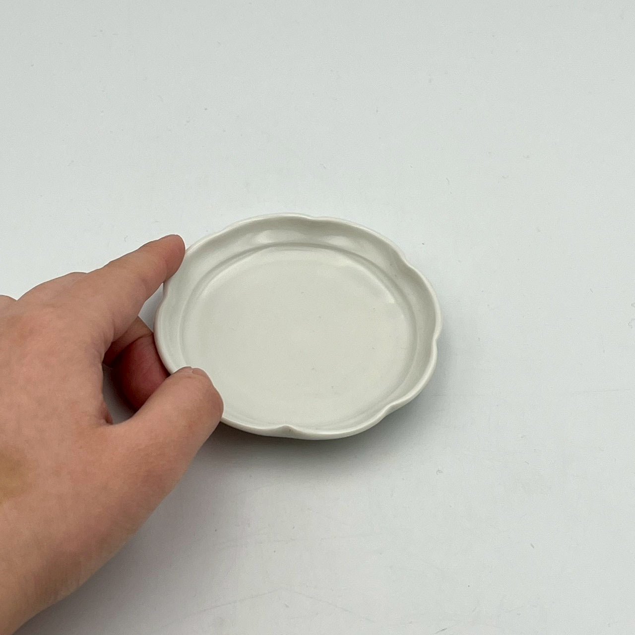 Flower-shaped cutout plate, beans, white
