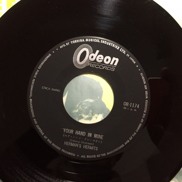 Herman's Hermits - 朝からゴキゲン = I'm Into Something Good / ユア・ハンド・イン・マイン = Your Hand In Mine (Vinyl, 7", 45 RPM, Single) Very Good Plus (VG+) / Very Good (VG)
