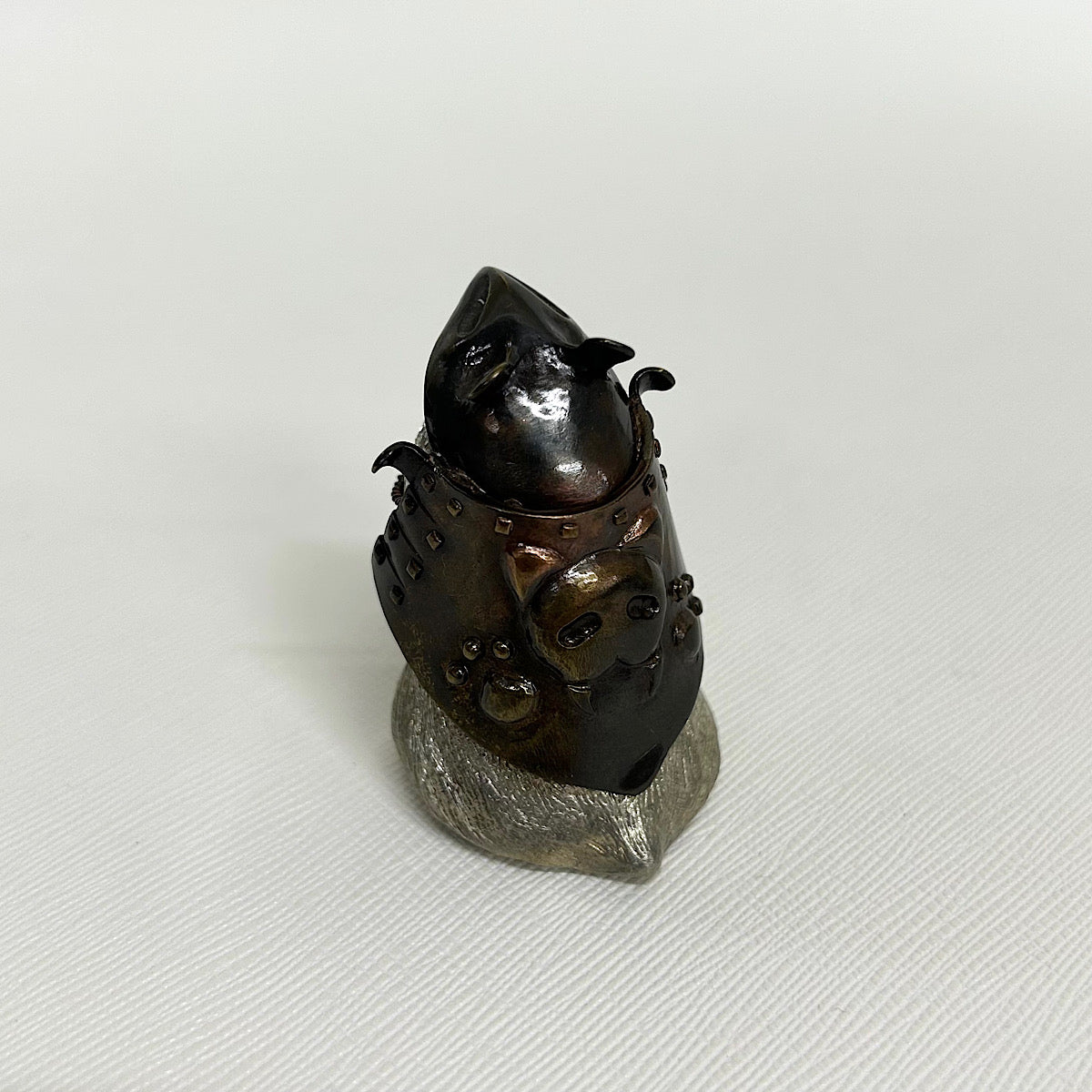 【金属アート】祝迫 芳郎（Yoshiro IWAISAKO）「窮鼠の陣 〜兜〜」