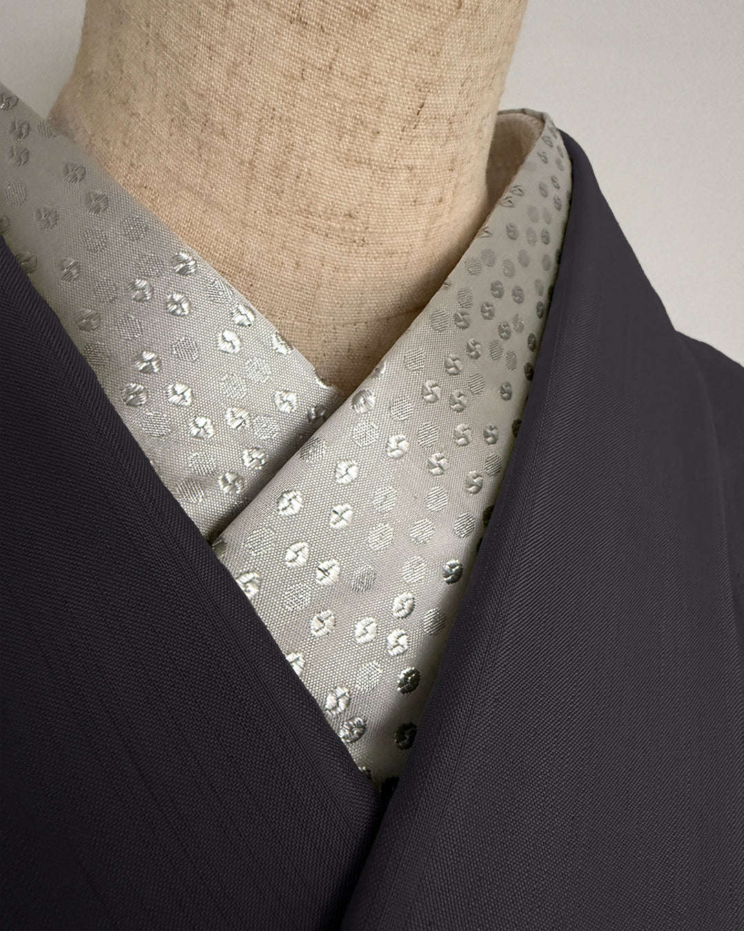 Silver Metallic Half-Collar with Small Lotus Leaf Design, Modern and Cool, Unisex