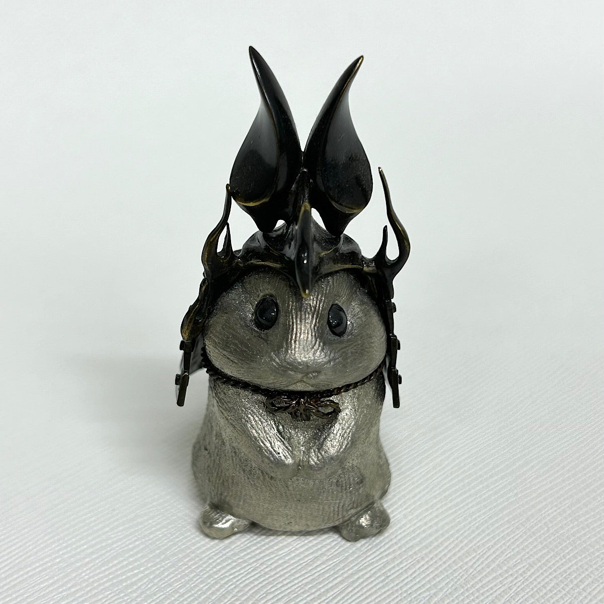 【金属アート】祝迫 芳郎（Yoshiro IWAISAKO）「脱兎の陣（兜）」