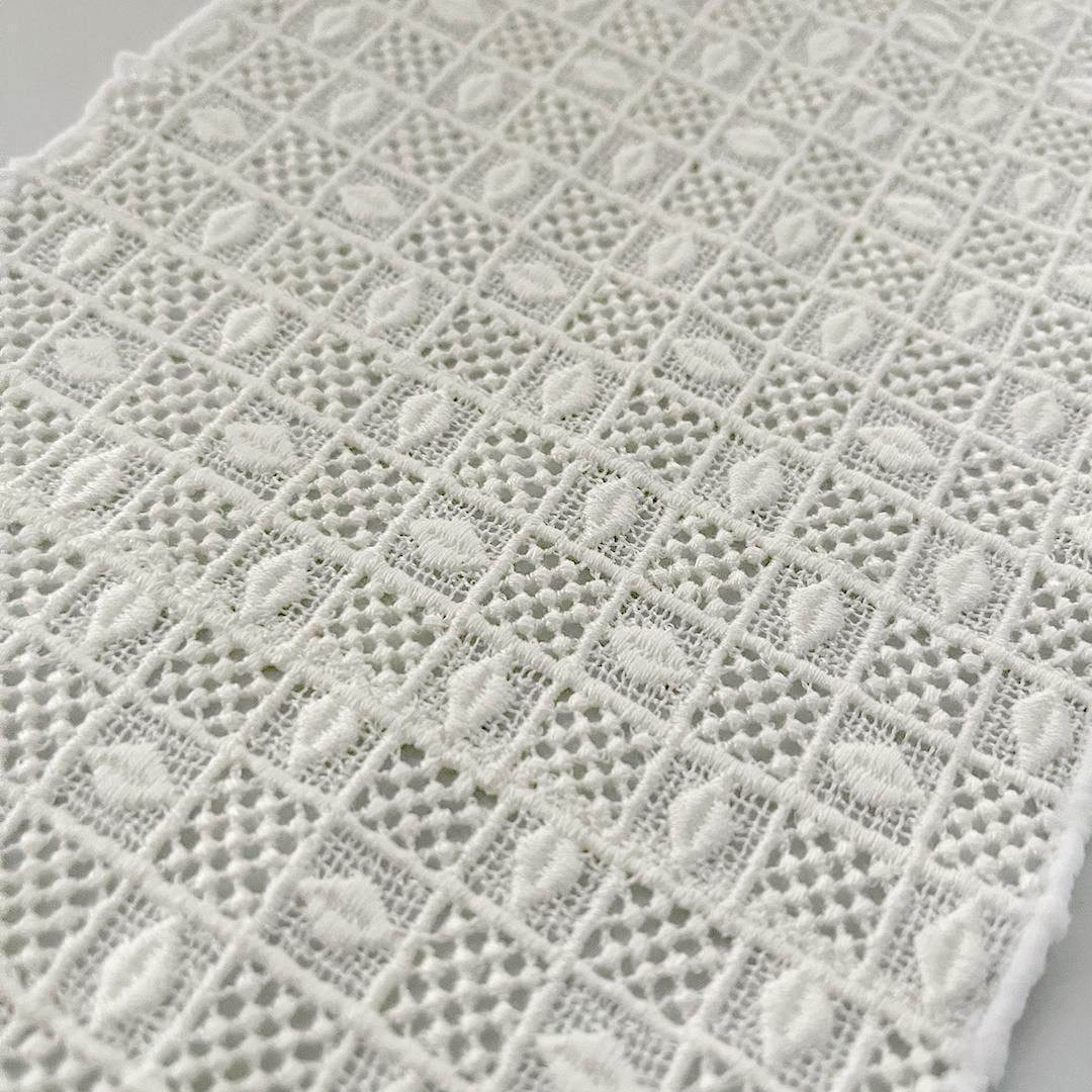Diamond and checkered off-white cotton lace half-collar, retro and classic style