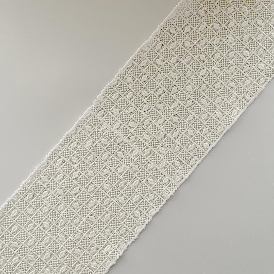 Diamond and checkered off-white cotton lace half-collar, retro and classic style