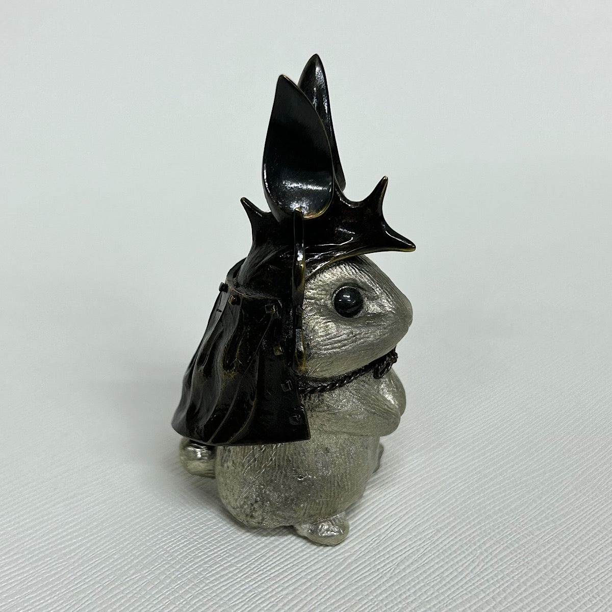 【金属アート】祝迫 芳郎（Yoshiro IWAISAKO）「脱兎の陣（兜）」