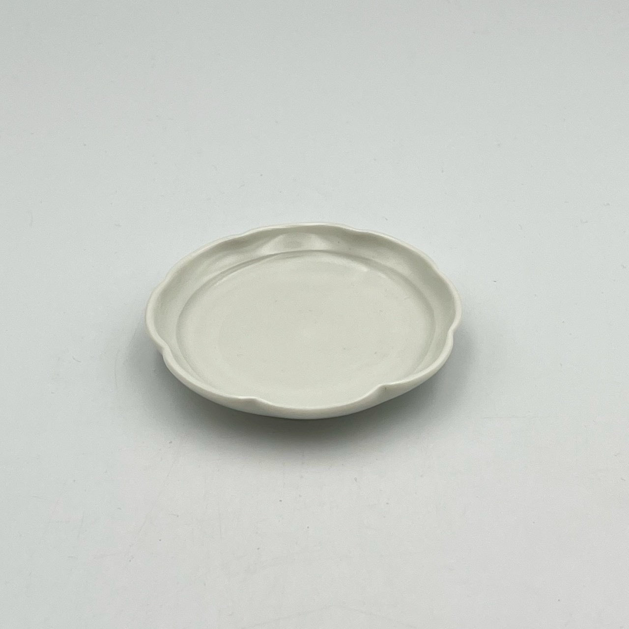 Flower-shaped cutout plate, beans, white 