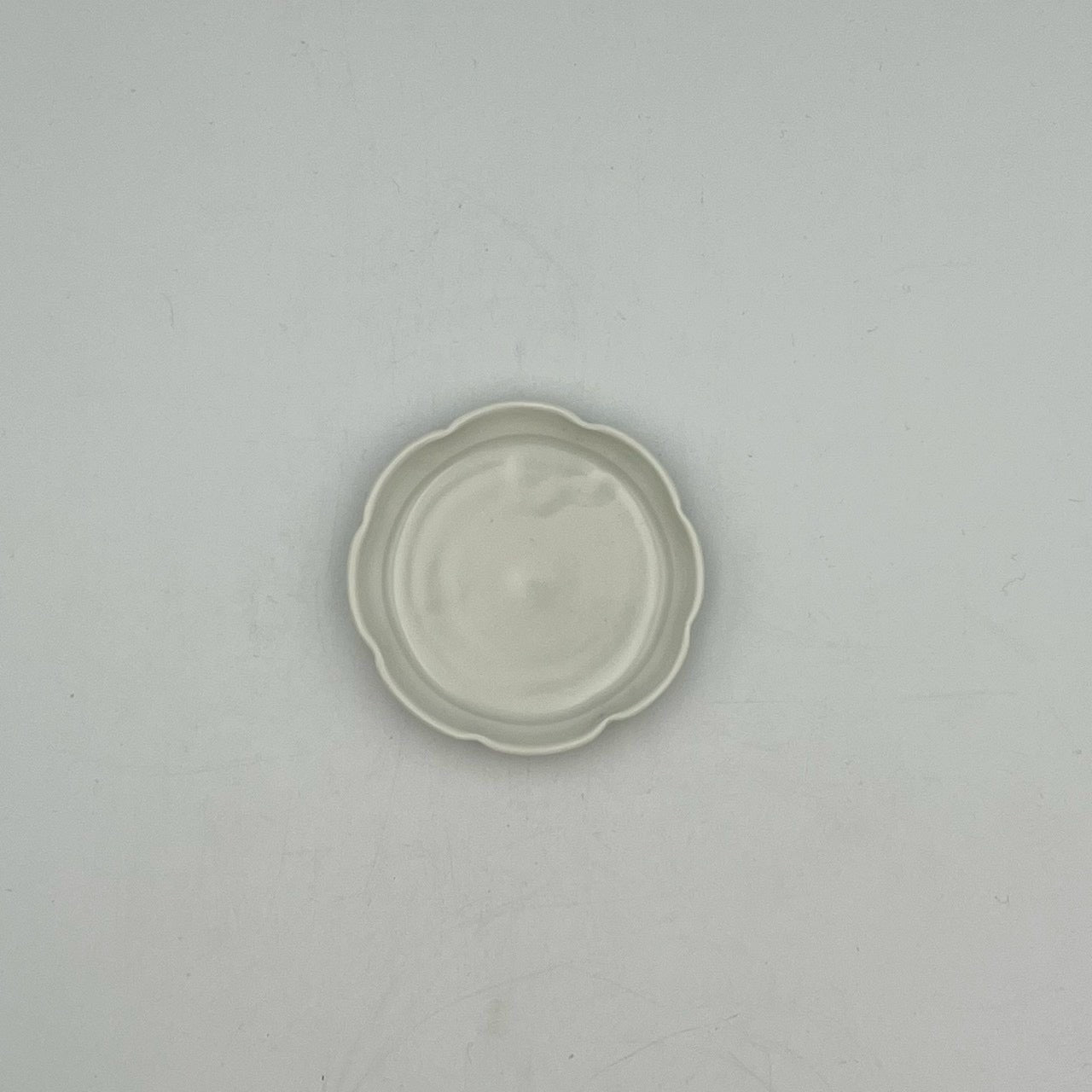 Flower-shaped cutout plate, beans, white 