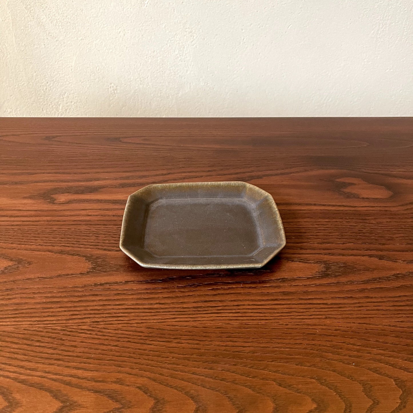 八角ケーキ皿  サビ釉｜古谷製陶所（信楽焼 陶器）【古60】