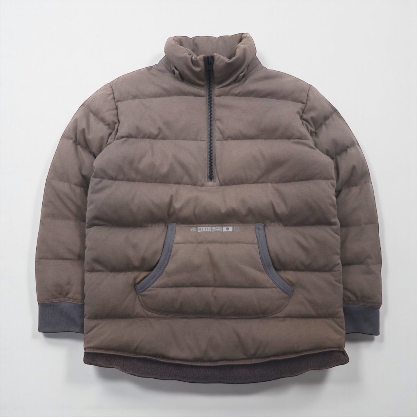 KITH × NANO UNIVERSE × 西川ダウン NAKAMEGURO QUARTER-ZIP PULLOVER CINDER プルオーバー ダウンジャケット S カンガルーポケット アノラック パーカー KH1080