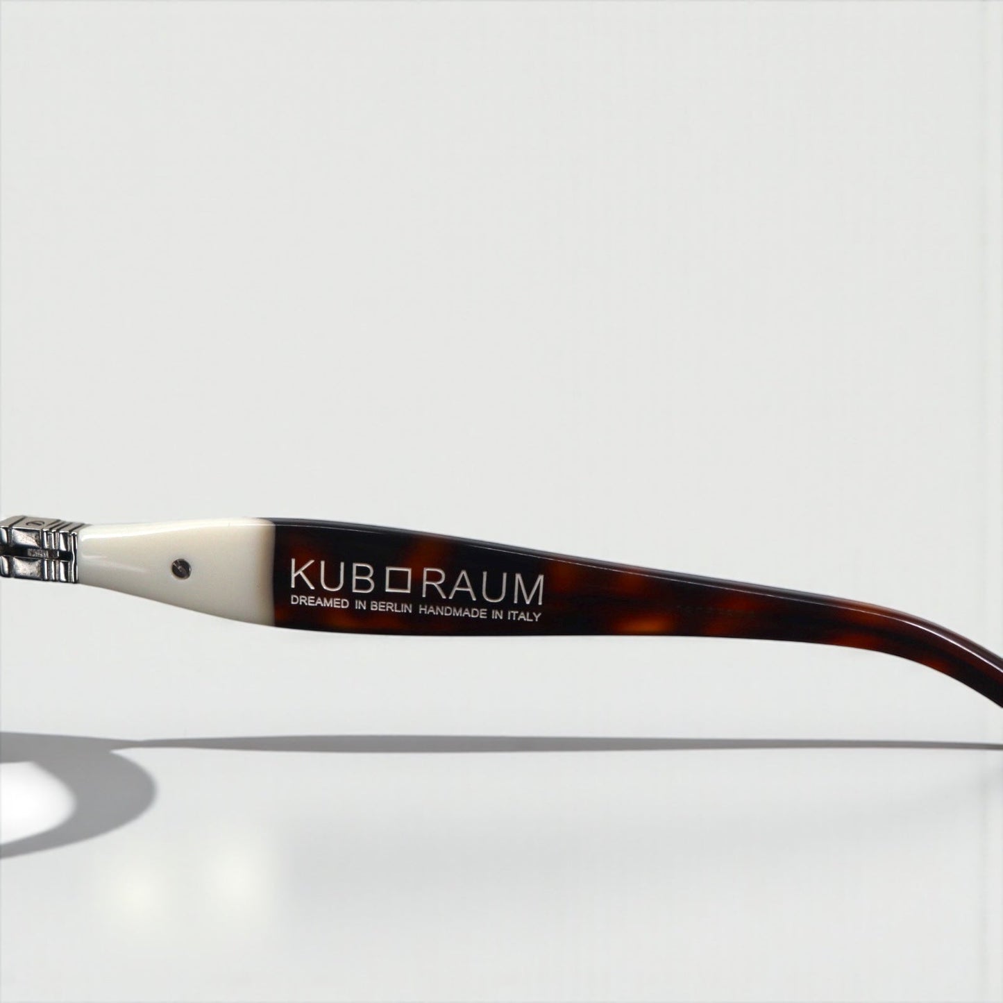 KUBORAUM サングラス Maske J7 キャットアイ ブラック ベッコウ BS 51-20 145 イタリア製