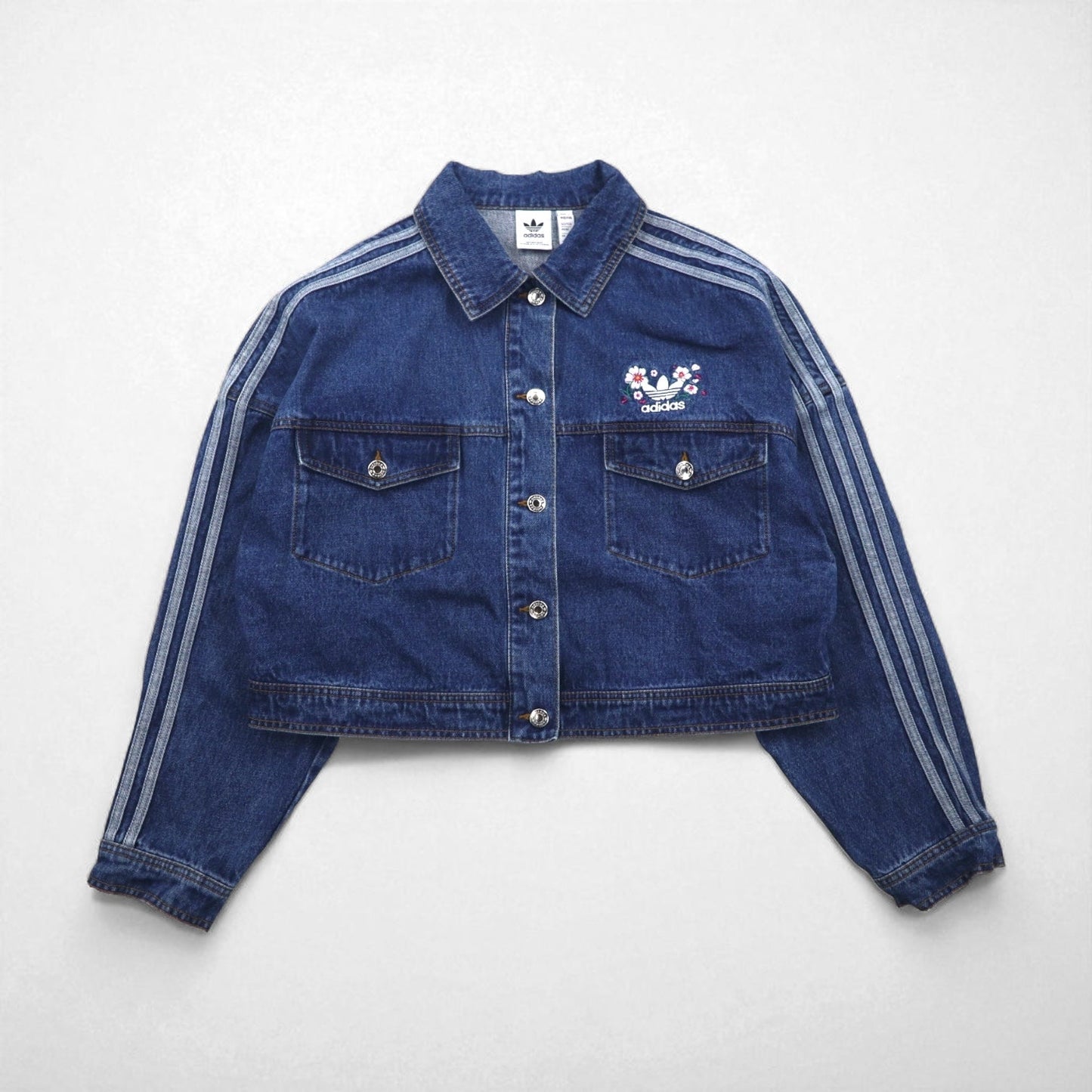 adidas originals クロップド 短丈 デニムジャケット Gジャン XL インディゴ 刺繍 ワイド IP3767  トレフォイル 3ストライプス フローラル