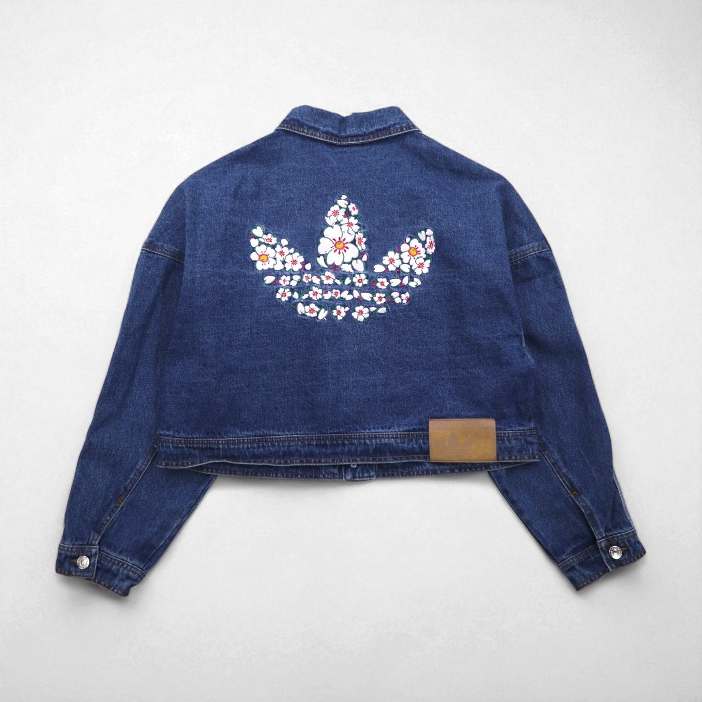 adidas originals クロップド 短丈 デニムジャケット Gジャン XL インディゴ 刺繍 ワイド IP3767  トレフォイル 3ストライプス フローラル