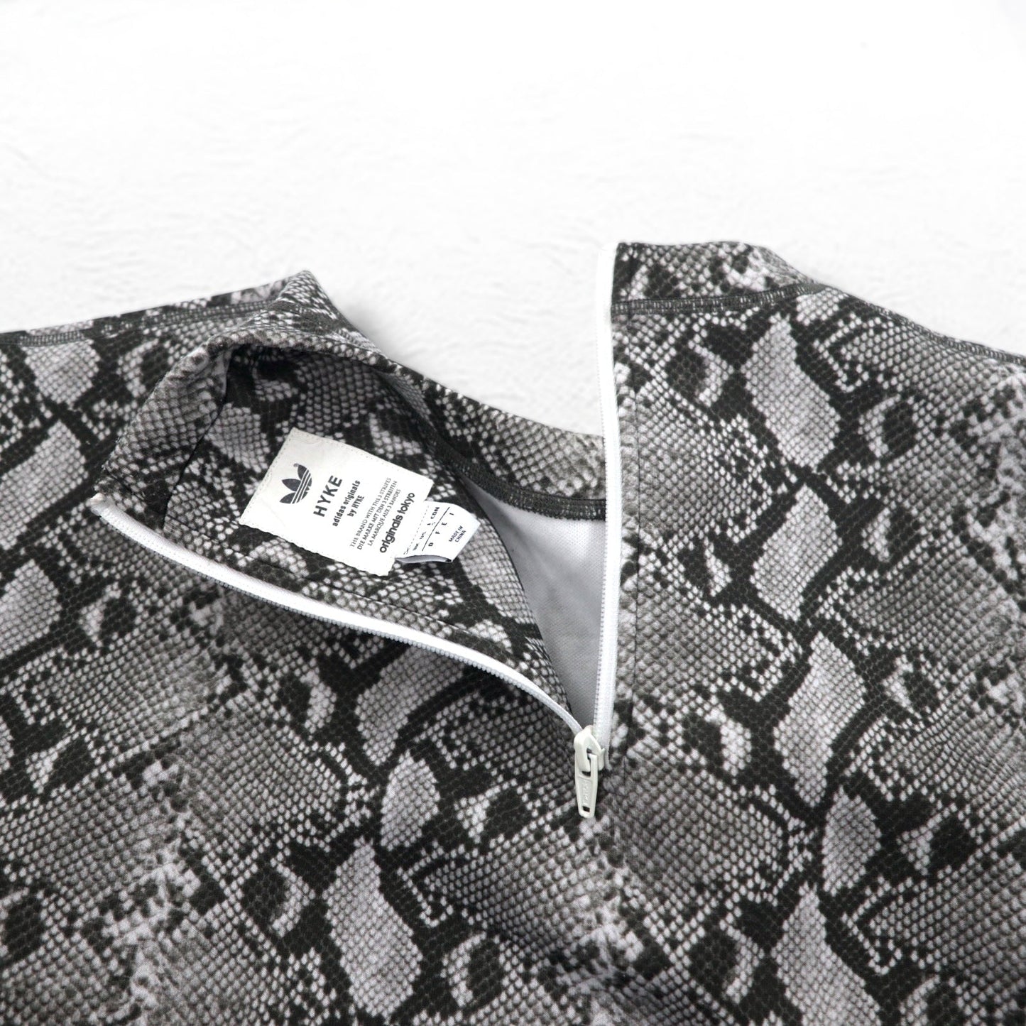 adidas Originals by HYKE スウェット CREW SWEATSHIRT Python S グレー パイソン 総柄 アニマル