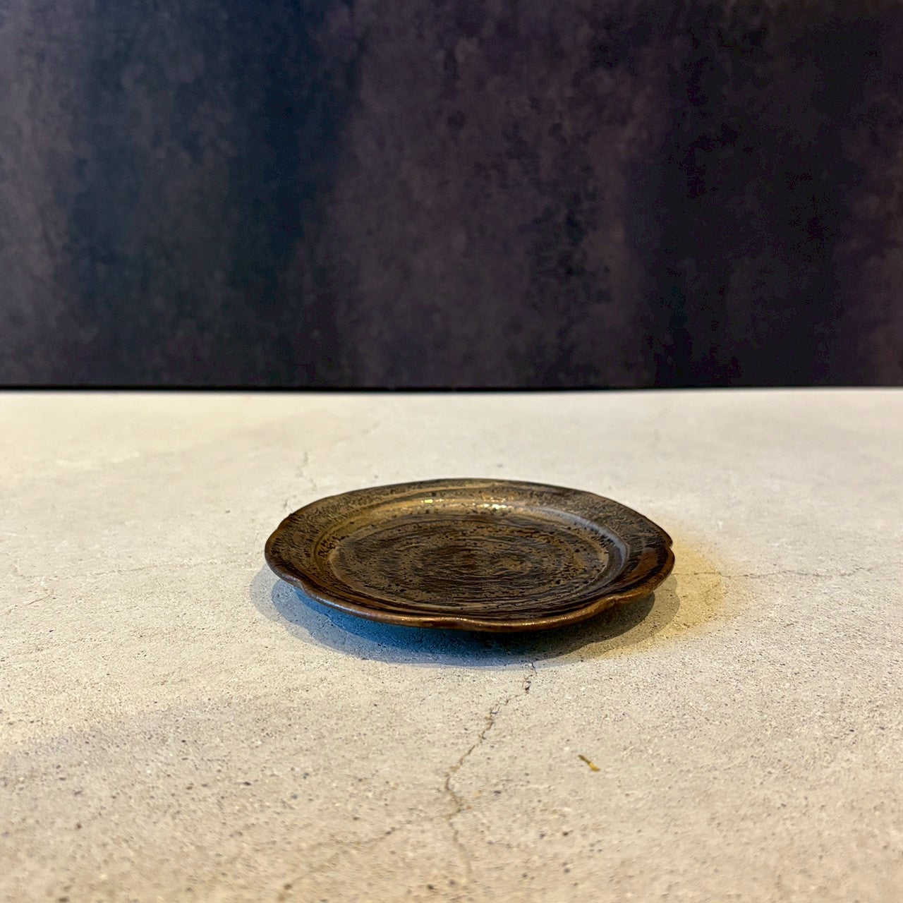 Small plate with flower-shaped incisions, bronze [FK16] 