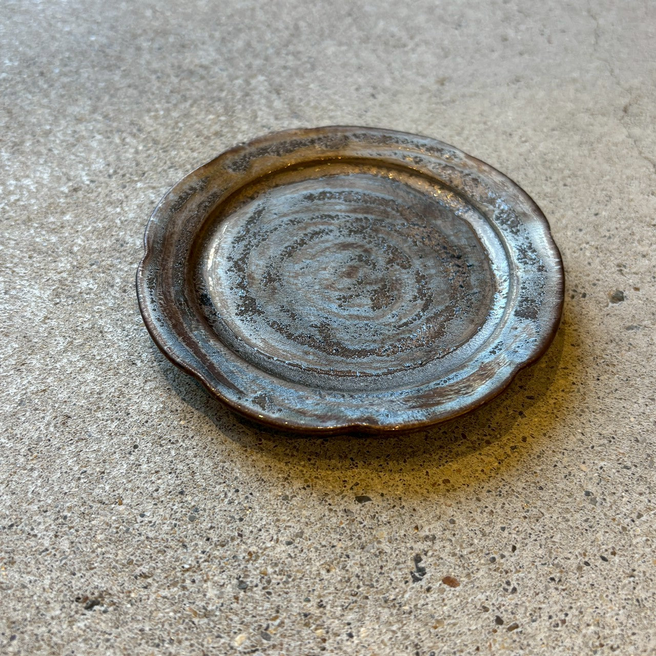 Small plate with flower-shaped incisions, bronze [FK16] 