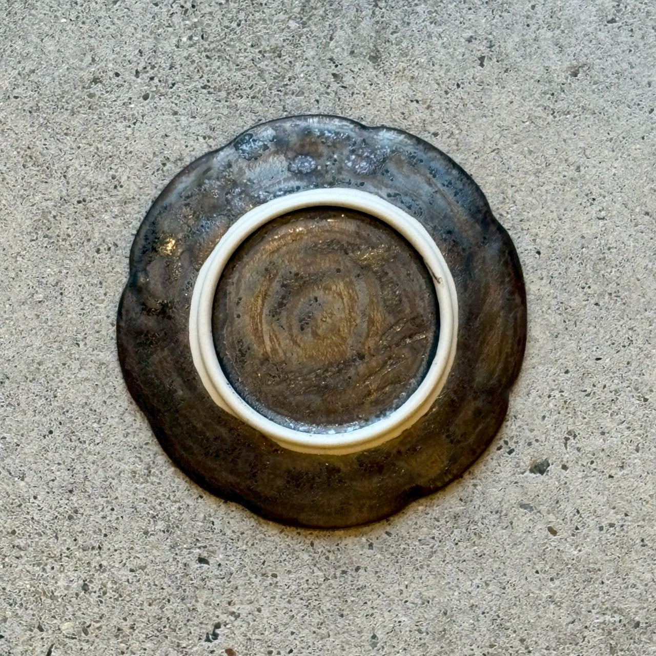 Small plate with flower-shaped incisions, bronze [FK16] 