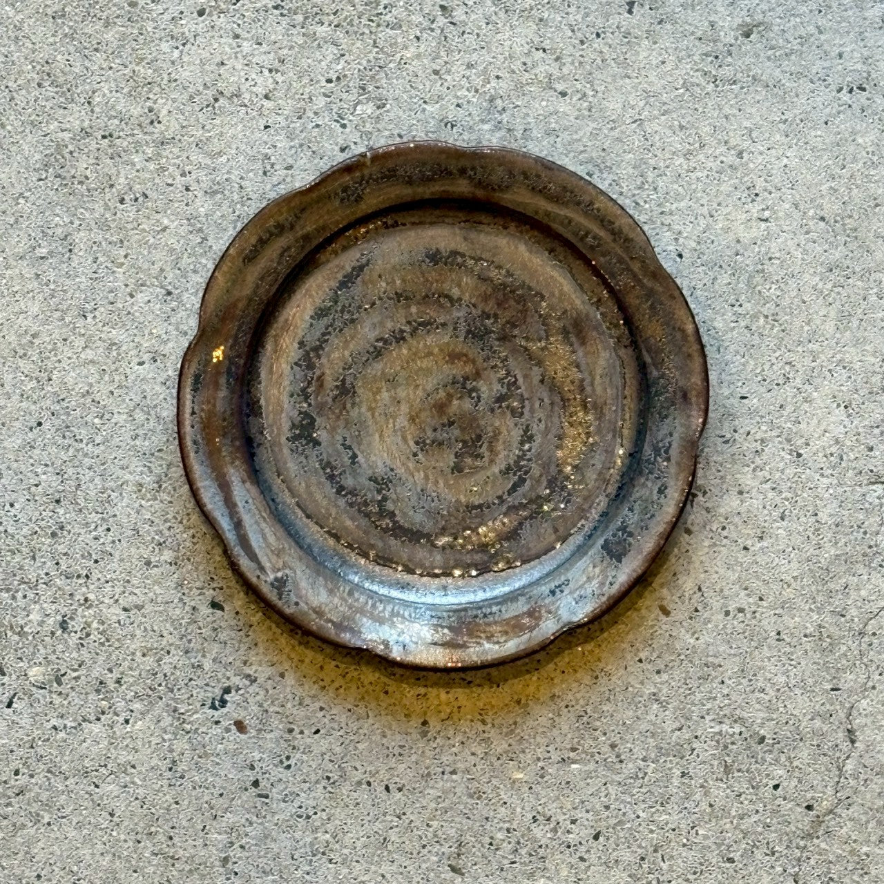 Small plate with flower-shaped incisions, bronze [FK16] 