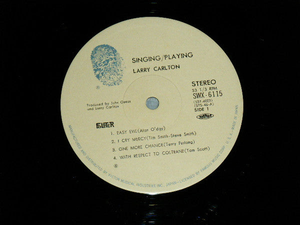 Larry Carlton - Singing / Playing (Vinyl, LP, Album) Very Good Plus (VG+) / Very Good Plus (VG+)