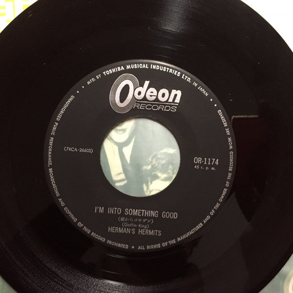 Herman's Hermits - 朝からゴキゲン = I'm Into Something Good / ユア・ハンド・イン・マイン = Your Hand In Mine (Vinyl, 7", 45 RPM, Single) Very Good Plus (VG+) / Very Good (VG)