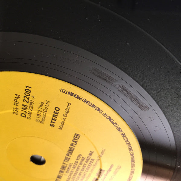 Elton John - Don't Shoot Me I'm Only The Piano Player (Vinyl, LP, Album, Reissue) Very Good Plus (VG+) / Very Good Plus (VG+)