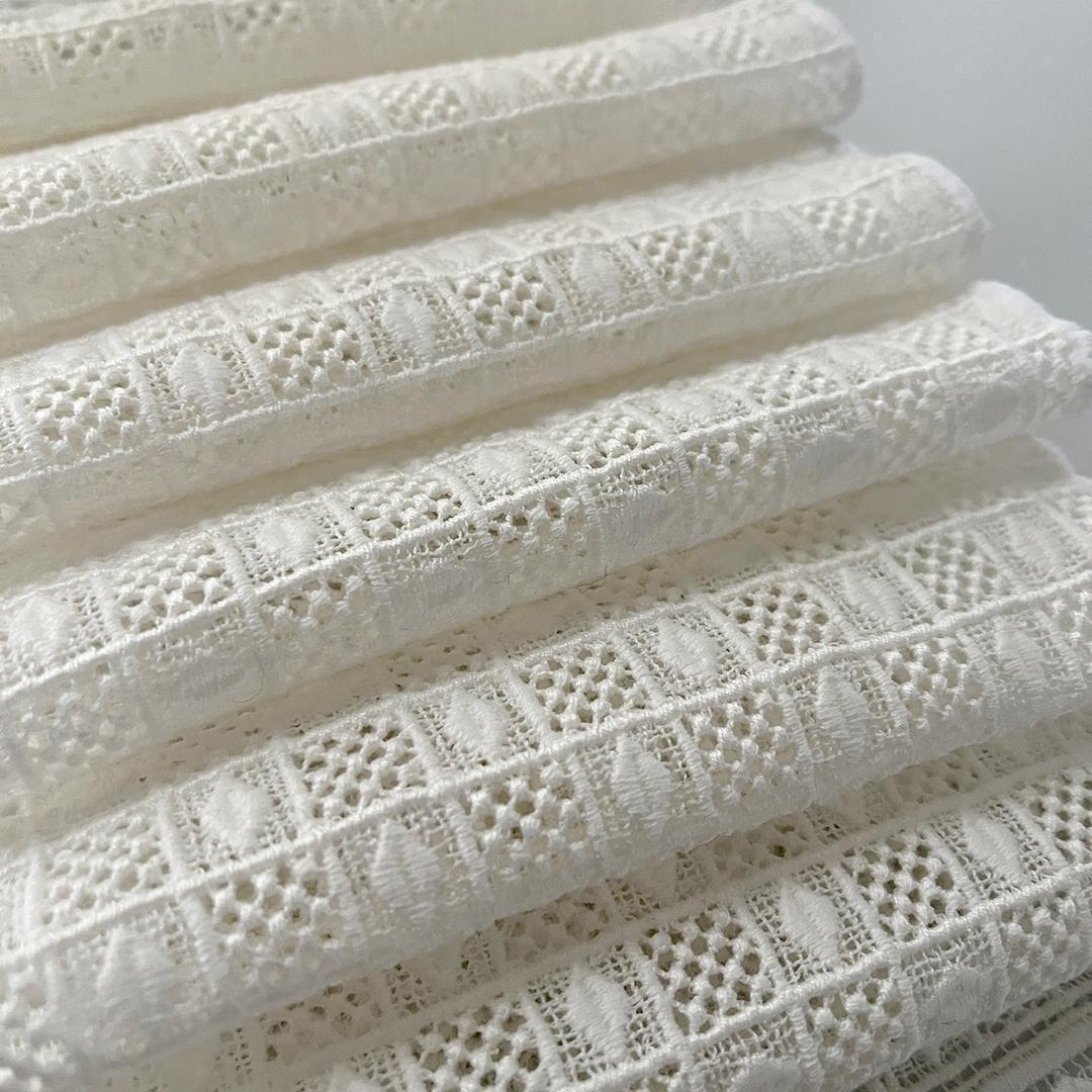 Diamond and checkered off-white cotton lace half-collar, retro and classic style