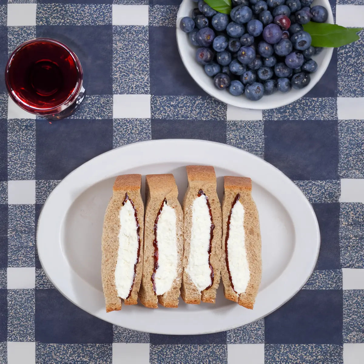 Fresh cream sandwich with unsweetened blueberry jam Carbohydrate 4.0g/piece
