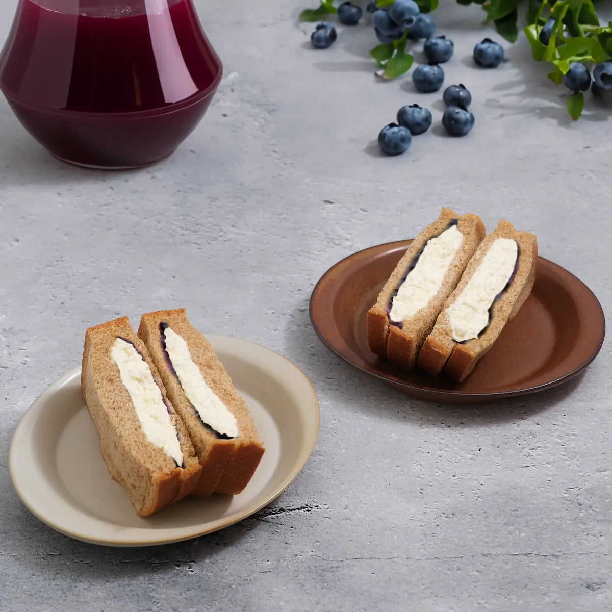 Fresh cream sandwich with unsweetened blueberry jam Carbohydrate 4.0g/piece