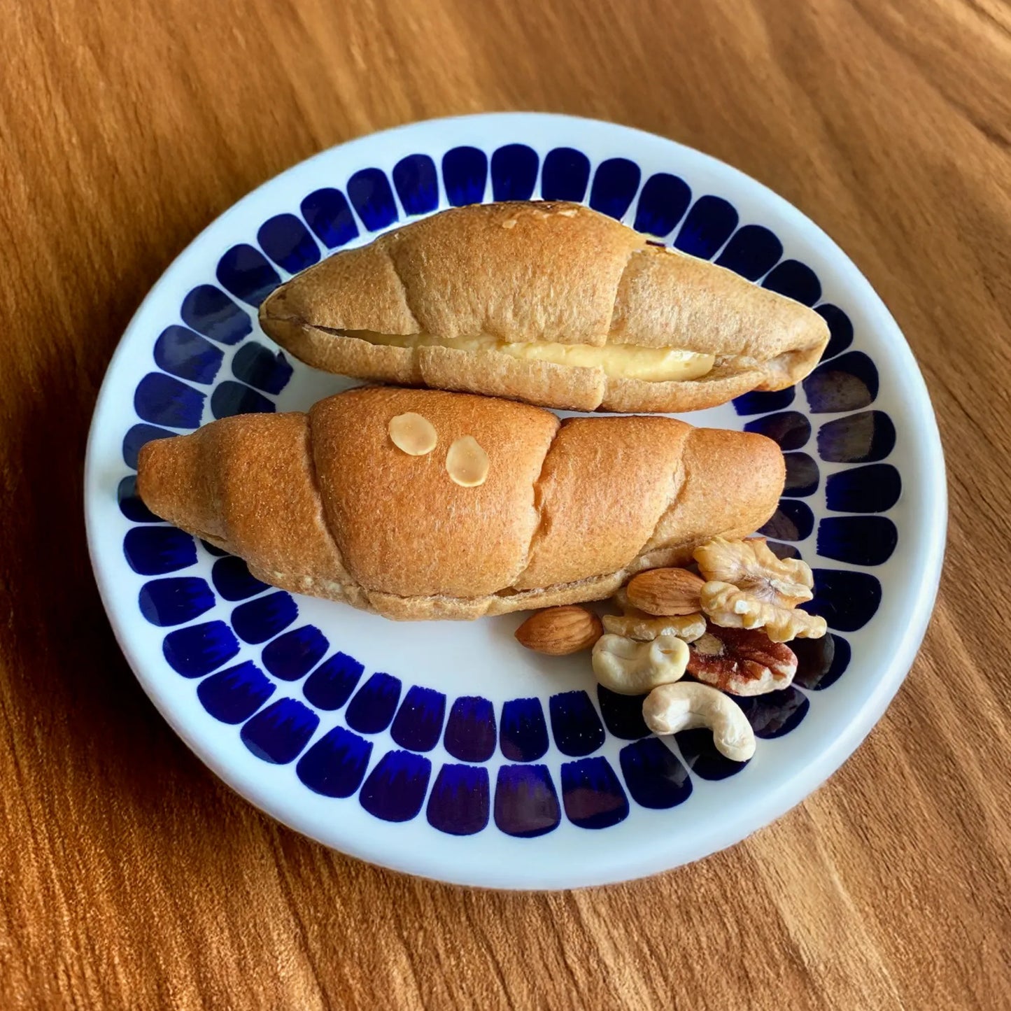 Custard cream bun: 5.5g of carbohydrates