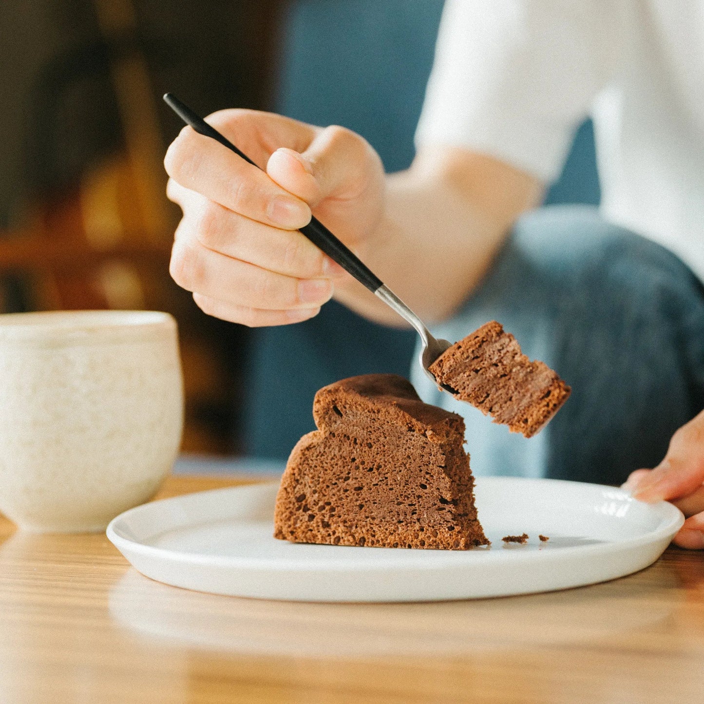 Husbon Gateau Chocolat (2 slices) Carbohydrates 1.3g/sliced