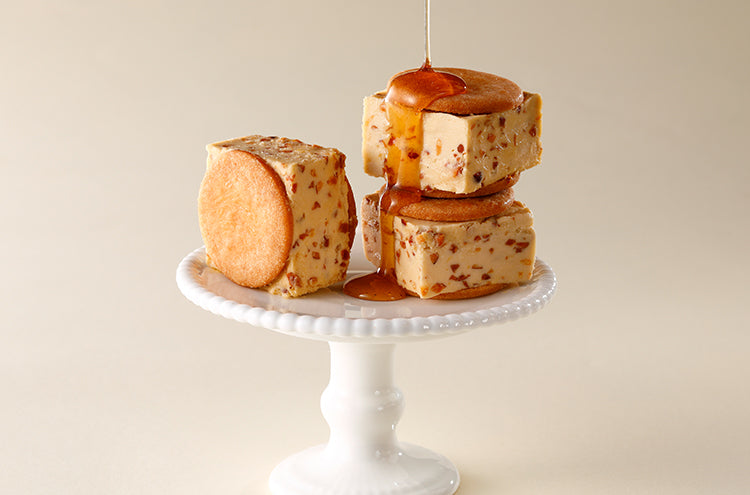 The maple mania maple sugar boy maple sugar oil with 3 pieces of dry rice cake