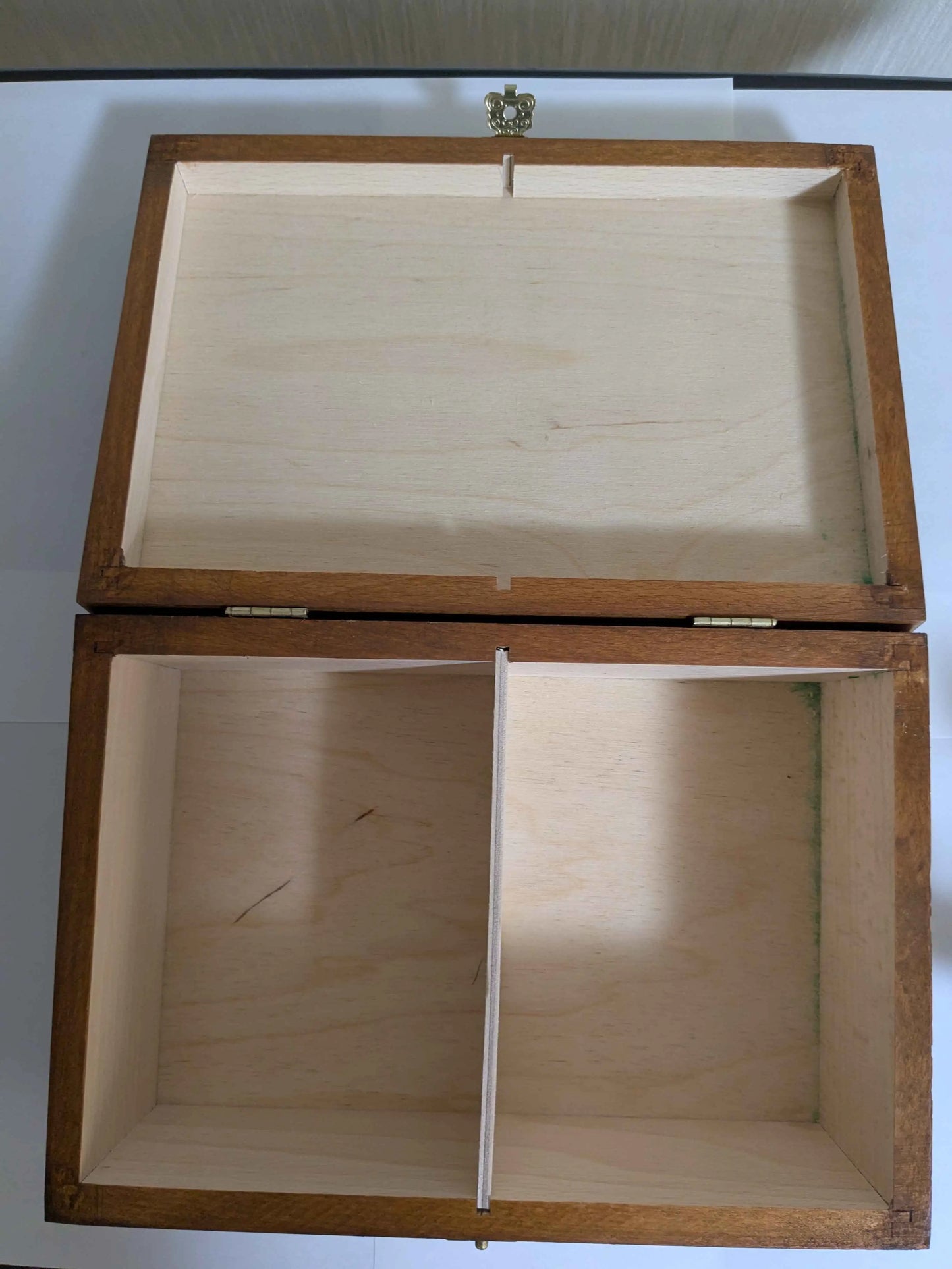 WEGIEL Staunton No. 6 Chess Pieces with Storage Box and Two Queens