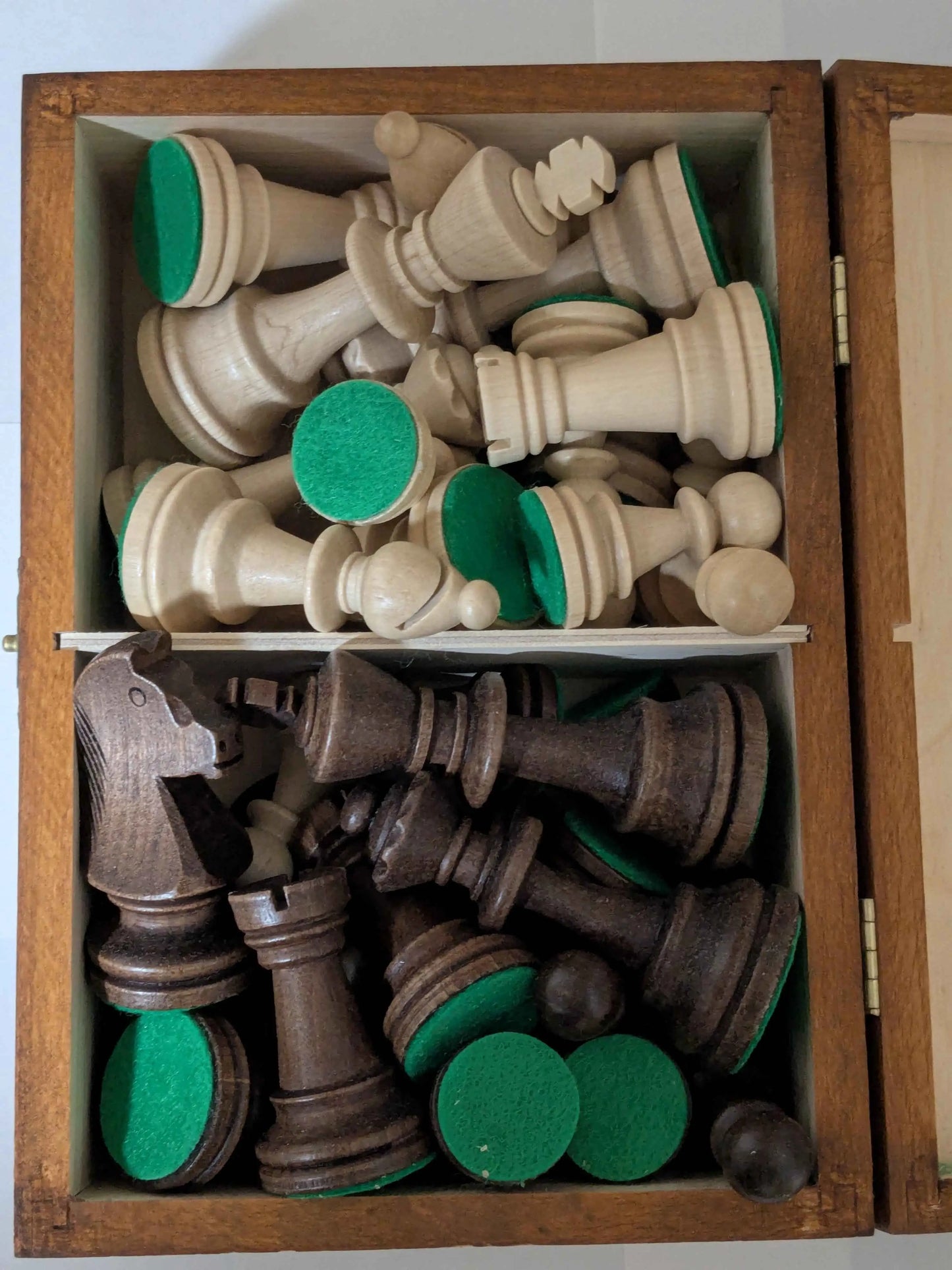 WEGIEL Staunton No. 6 Chess Pieces with Storage Box and Two Queens