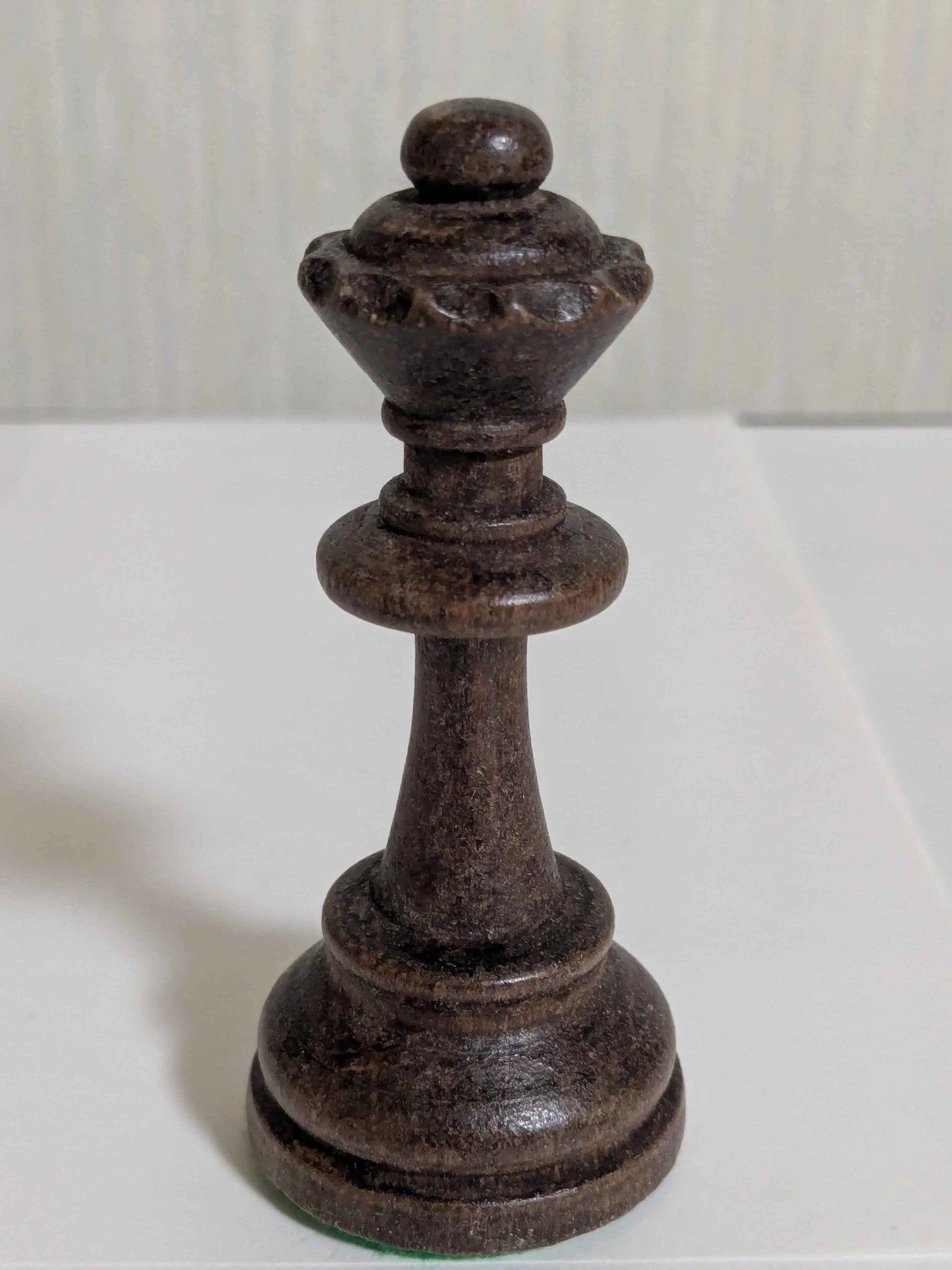 WEGIEL Staunton No. 6 Chess Pieces with Storage Box and Two Queens