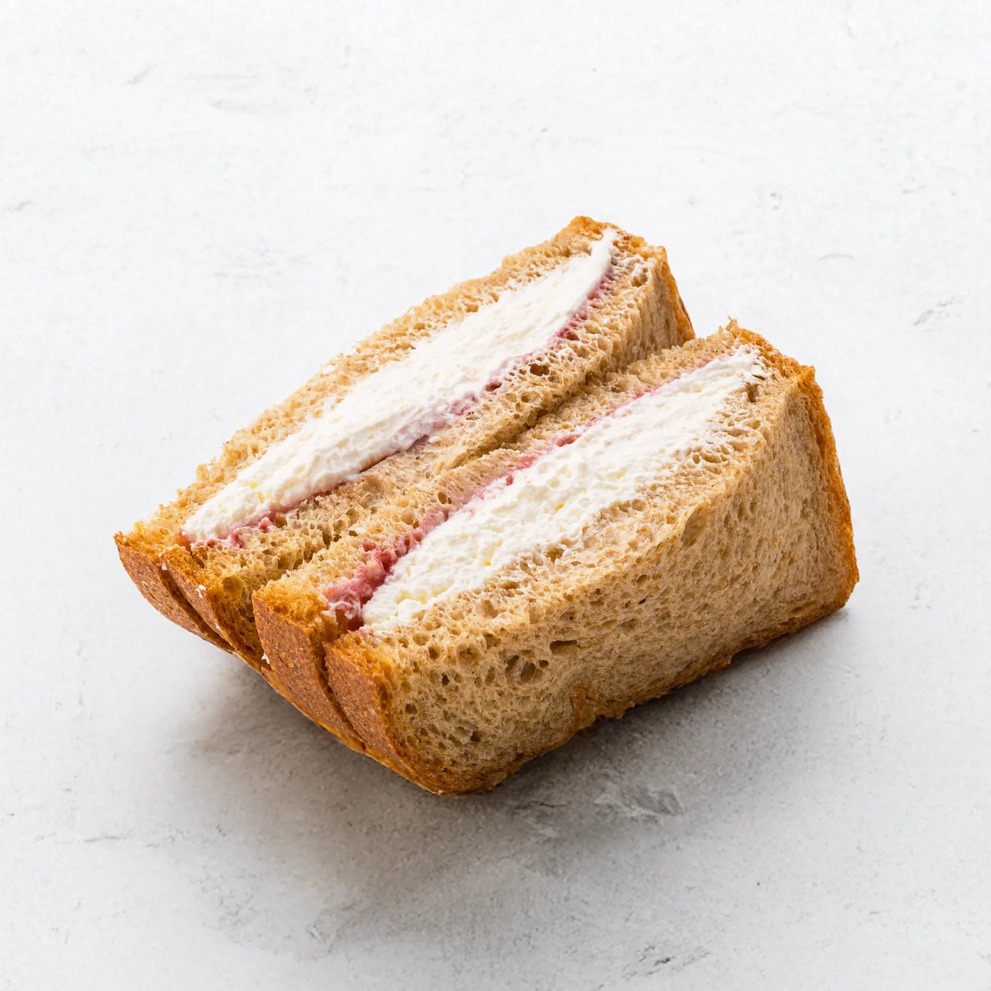 Fresh cream sandwich with unsweetened strawberry jam Carbohydrate 3.8g/piece