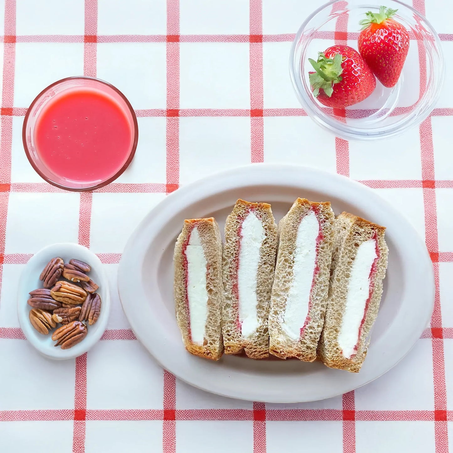 Fresh cream sandwich with unsweetened strawberry jam Carbohydrate 3.8g/piece