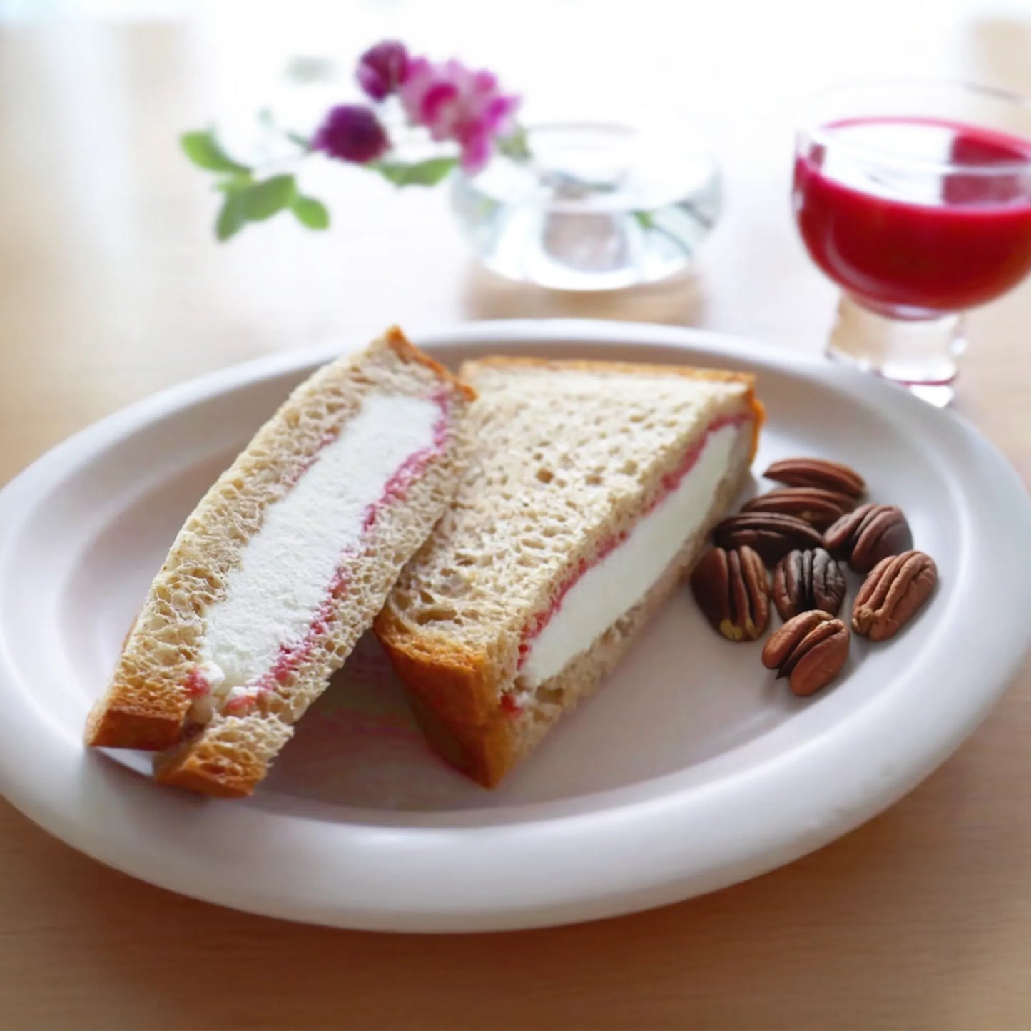 Fresh cream sandwich with unsweetened strawberry jam Carbohydrate 3.8g/piece